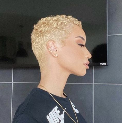 Short Black Women Hairstyles, Big Chop Curly Hair, Raven Elyse, Fade Haircut Women, Finger Waves Short Hair, Cabello Afro Natural, Short Natural Haircuts, Shaved Hair Cuts, Short Shaved Hairstyles