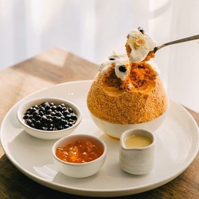 A fancy version of Thai iced tea is a shaved ice bowl, called Bingsu, a dessert bowl from South Korea. Originally, Bingsu is crushed frozen milk topped with sweet red bean paste. After Bingsu was introduced to Thai people and became popular, many dessert cafes adapted their own versions such as Thai iced tea #thaifood #rice #lionbrandrice #sydneyfood #sydneyeats #melbournefood #perthfood #brisbanefood #instafood #food Thai Iced Tea, Thai Milk Tea, Sweet Red Bean Paste, Ice Bowl, Bubble Tea Shop, Sweet Red Bean, Coconut Desserts, Melbourne Food, Sydney Food