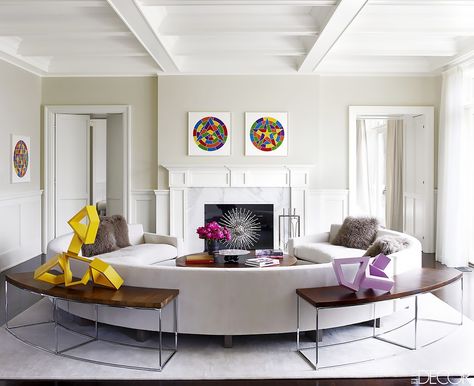 This Trend Is the Sweet Spot Between Sofas and Sectionals via @MyDomaine Curved Sofa Living Room, Circle Sofa, Relaxing Living Room, Best Living Room Design, Round Sofa, Cosy Home, Hamptons House, Curved Sofa, Family Room Design