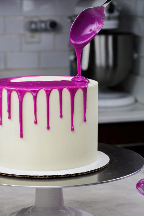 Wine Cake Ideas, Gothic Baking, Purple Drip Cake, Drip Cake Tutorial, Dripping Cake, Drip Cake Recipes, Drippy Cakes, Eras Party, Cake Drip