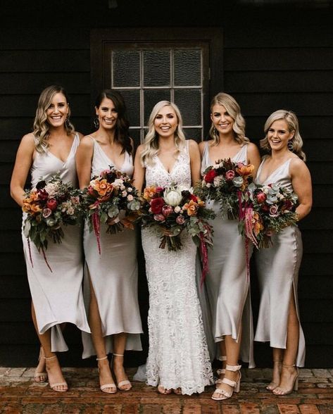 Mid-length  bridesmaids dresses #bridesmaidsdresses Boda Diy, Pnina Tornai, Wedding Robe, Photo Couple, Short Wedding Dress, Wedding Bridesmaid Dresses, Party Gowns, Tea Length, Trending Dresses