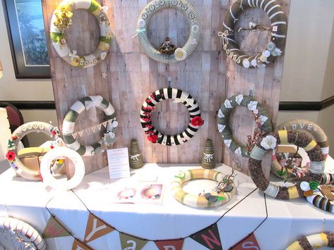 Craft Booth Display Ideas | Craft Show Yarn Wreath Booth | Flickr - Photo Sharing! Craft Fair Ideas To Sell, Craft Show Table, Yarn Display, Wreath Display, Craft Fair Booth Display, Holiday Quote, Stall Display, Craft Show Booth, Craft Booth Display