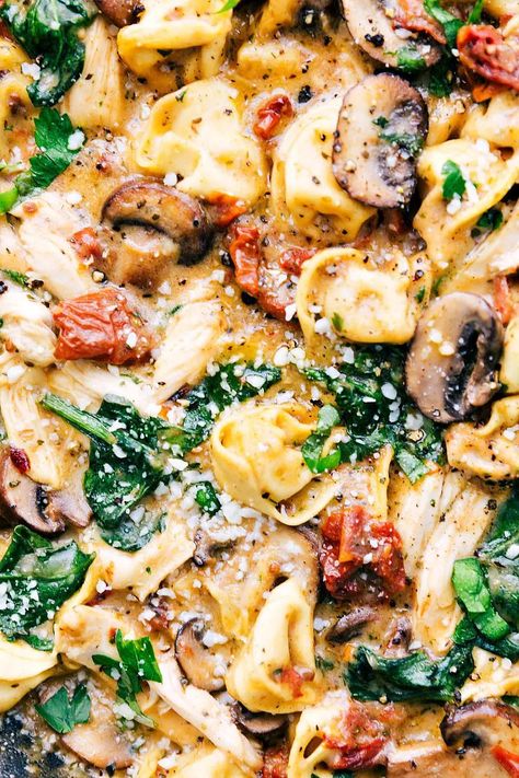 Chicken Tortellini Bake, Skillet Creamy Chicken, Chicken Sundried Tomatoes, Sundried Tomato Recipes, Sundried Tomato Chicken, Sundried Tomato Pasta, Spinach Tortellini, Tortellini Bake, Chelsea's Messy Apron