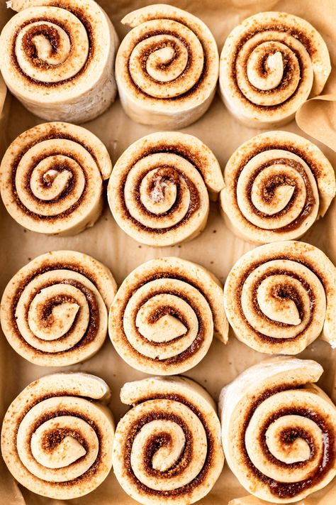 You NEED to try these unbelievably gluten free vegan cinnamon rolls!! These gluten free cinnamon rolls are soft, pillowy plush, squishy, EASY, and look, taste, and feel just like a classic cinnamon roll. Everyone will love these secretly vegan gluten free cinnamon rolls, whether or not you're gluten free! Gluten Free Cardamom Buns, Almond Flour Cinnamon Rolls, Gluten Free Vegan Cinnamon Rolls, Gf Cinnamon Rolls, Gluten Free Cinnamon Buns, Gluten Free Cinnamon Rolls Recipe, Gluten Free Croissant, Blueberry Cinnamon Rolls, Cinnamon Scrolls