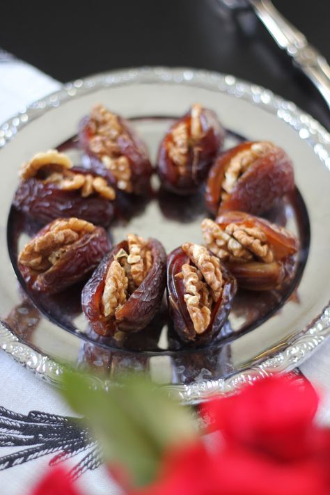 Walnut Stuffed Dates, Dates Recipes, Sugar Foods, Vegan Shortbread, Vegan Christmas Dinner, Dates Benefits, Easy Treats To Make, Stuffed Dates, Christmas Buffet