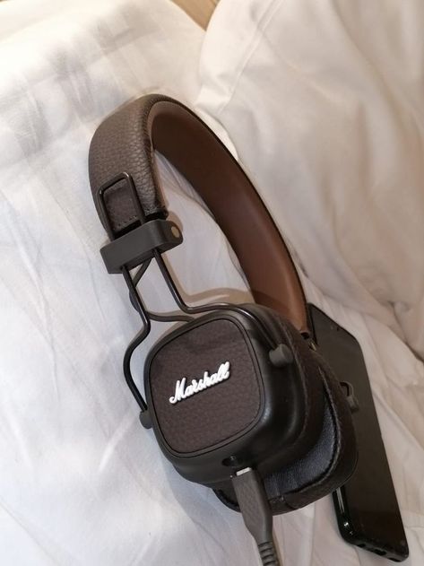 Marshall Earphones Aesthetic, Brown Marshall Headphones Aesthetic, Brown Headphones Aesthetic, Brown Marshall Headphones, Marshall Headphones Aesthetic, Marshall Headphones, Marshall Major, Cute Headphones, Girl With Headphones