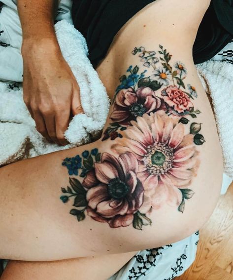 Chamomile Flower Tattoo, Vintage Floral Tattoo, Large Tattoo Ideas, Hidden Tattoo Ideas, Tattoo Ideas Vintage, Gerbera Daisy Tattoo, Floral Tattoo Ideas, Anemone Tattoo, Hip Tattoo Ideas