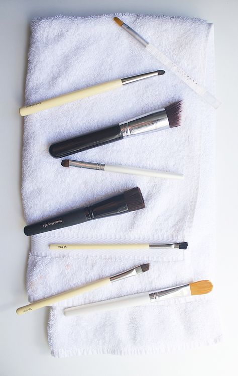 How to clean your makeup brushes via @runwaychef Best Way To Clean Makeup Sponges, Best Way To Clean Makeup Brushes At Home, Deep Clean Makeup Brushes, How To Disinfect Makeup Brushes, How To Wash Makeup Brushes And Sponges, How To Clean Makeup Brushes, Clean Makeup, Makeup Application, All Things Beauty