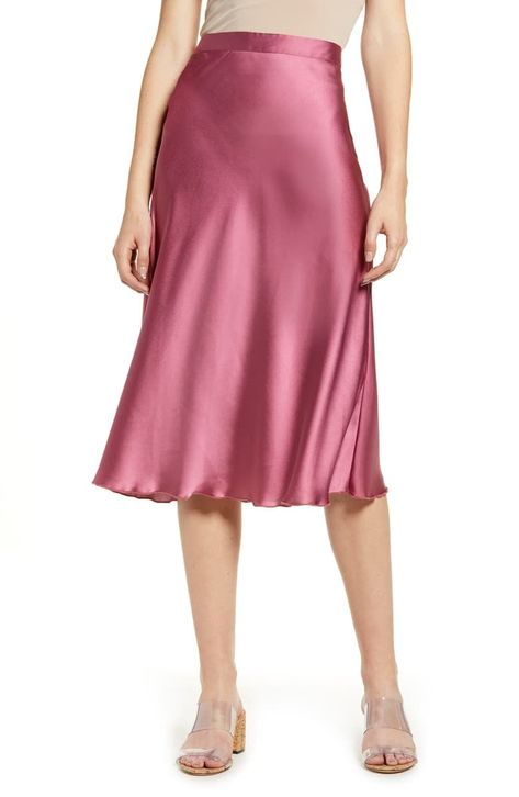 Satin Skirt Outfit, Stylish Skirts, Prom Looks, Satin Midi Skirt, Womens Fashion Edgy, Winter Outfits For Work, Skirt Outfit, Satin Skirt, Fashion Over 40