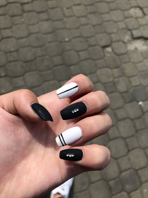 White Nails With Black Accent Nail, Black And White Nail Polish Ideas, Nails Ideas Black And White, Black Formal Nails, Black And White Short Nails, Black Nail Varnish, Peace Nails, Black White Nails, Business Nails