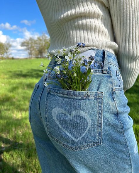 🎵 i got a pocket, got a pocket full of 🎵 flowers 📷: @melanie.ctbl | Hollister Co. (@hollisterco) on Instagram Flower In Pocket, Flower Photoshoot, Photo Inspo, Engagement Photo, Hollister, Engagement Photos, Flowers, On Instagram, Instagram