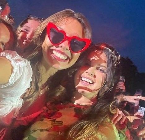 Lana Heart Shaped Sunglasses, Lana With Fans, Lana Del Rey Hyde Park 2023, Lana Del Rey Fan Aesthetic, Lana Del Rey Heart Shaped Sunglasses, Lana Del Rey Hyde Park, Lana Del Rey Sunglasses, Lana Del Rey With Fans, Lana Del Rey Tour