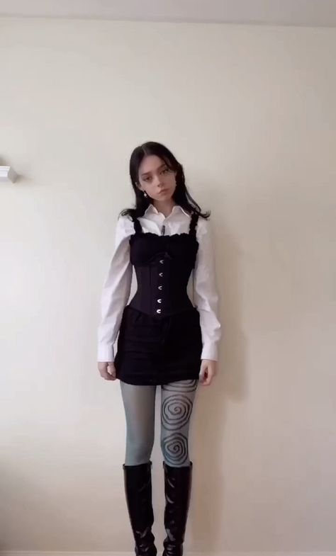 Goth Sixth Form Outfits, Simple Vampire Outfit, Wednesday Addams Outfit Aesthetic, Wednesday Addams Clothing Aesthetic, Goth College Outfit, Gothic Academia Outfits, Wednesday Addams Outfit Inspiration, Wednesday Addams Outfits 2022, Gothic Academia Fashion