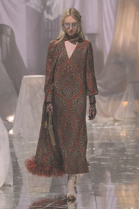 Valentino Spring 2025 Ready-to-Wear Collection [PHOTOS] Valentino 2025, Spring 2025, Show Collection, Alessandro Michele, September 2024, Fashion Show Collection, Preppy Outfits, Fashion Week Spring, Paris Fashion