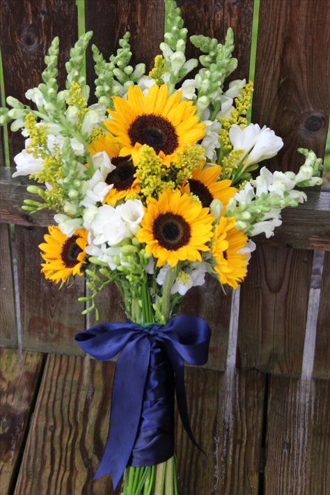 sunflower and snapdragon Bouquet By Dew Drop Flower Shoppe in Seville, Ohio Snapdragon Wedding, Snapdragon Bouquet, Bouquet Recipe, Bell Pictures, Sunflower Bouquets, Cut Flower Garden, Bouquet Arrangements, Flower Food, Sunflower Wedding