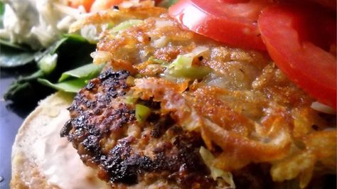 The Cuban Burger 'FRITA' Cuban Burger, Green Tomato Recipes, Cuban Food, Caribbean Food, Fry Recipes, Hamburger Buns, Cuban Recipes, Burgers Sandwiches, Turkey Burgers