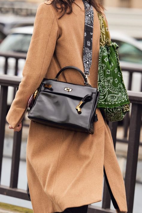 Paris FW24 full streetstyle gallery – Sandra Semburg Paris Images, Kelly Bag, Vintage Hermes, Iconic Bags, City Style, Hermes Birkin, Fashion Inspiration, Casual Chic, Women Fashion