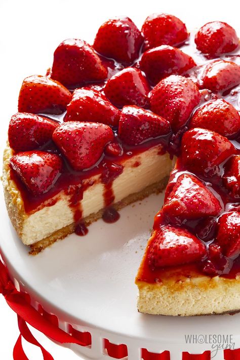 Keto Strawberry Cheesecake Recipes, Keto No Bake Strawberry Cheesecake, Healthy Strawberry Cheesecake Recipes, Strawberry Keto Cake, Keto Strawberry Cake, Healthy Strawberry Cheesecake, Sugar Free Strawberry Cheesecake, Keto Cheesecakes, Keto Strawberry Cheesecake