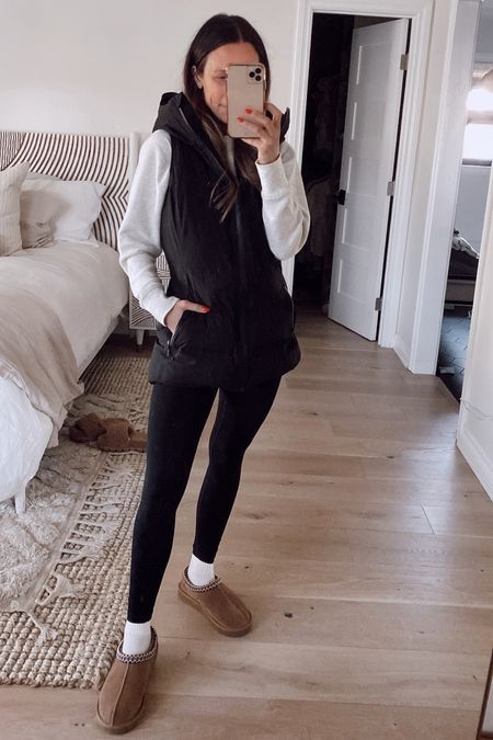 Puffer Vest And Uggs Outfit, Long Black Vest Outfit, Black Vest Outfit, Lululemon Coat, Leggings And Converse, Outfits To Wear To School, Long Black Vest, Black Puffy Vest, Crewneck Outfit