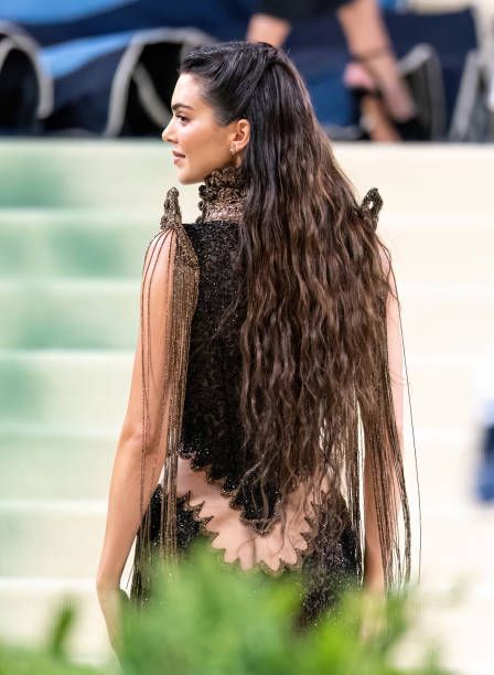 Bella Hadid Hair, Latest Simple Mehndi Designs, Lisa Blackpink Wallpaper, Sherri Hill Dresses, Simple Mehndi Designs, Half Up Half Down Hair, Fashion Wishlist, Half Up Hair, Teen Vogue