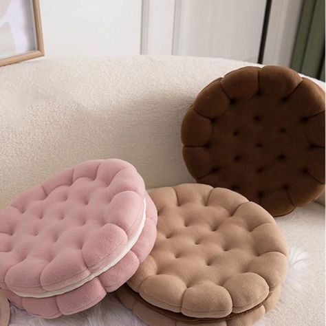 Room Inspiration Bedroom Pink, Room Ideas Gaming, Pink Aesthetic Pastel, Aesthetic Room Inspiration, Gaming Desk Setup, Bedroom Pink, Cute Sanrio, Comfy Bedroom, Round Throw Pillows