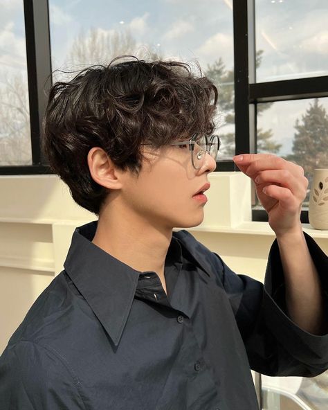 Pelo Ulzzang, Curly Asian Hair, Perm Hair Men, Wavy Perm, Two Block Haircut, ماثيو ماكونهي, Korean Men Hairstyle, Korean Haircut, Men Haircut Curly Hair