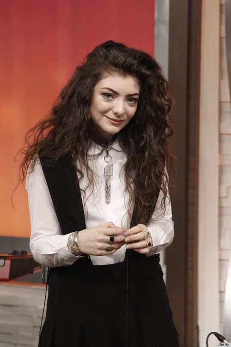 lorde Lorde Style, Curly Hair Celebrities, Lorde Hair, Hair Icon, Lorde, Celebrity Look, Curly Hair Styles Naturally, Music Bands, Billie Eilish