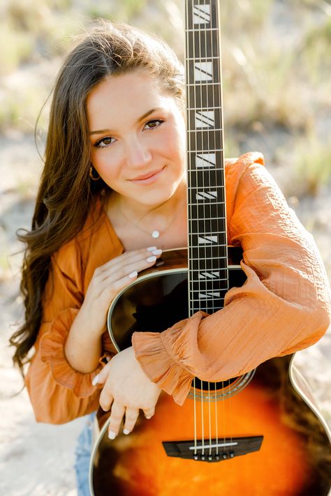 Girl holding a guitar on the beach for senior pictures. Guitar Portrait, Western Photoshoot, Musician Photography, Guitar Photography, Guitar Girl, Senior Poses, Senior Photoshoot, Grad Pics, Mini Session