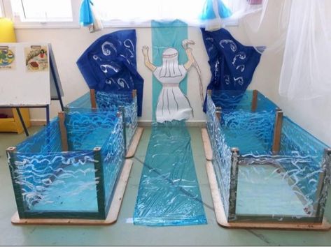 Not my idea but super cool idea, just flip the tables and let the children paint the plastic! Splitting of the sea, Passover Pesach idea Pesach Preschool, Passover Preschool, Pesach Crafts, Jewish Inspiration, Passover Seder Table, Passover Activities, Passover Crafts, Jewish Crafts, Hebrew School