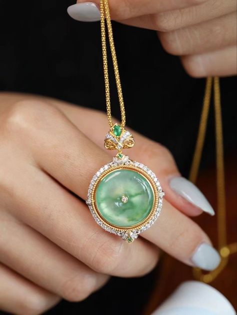 Jade Pendant Design, Fashion Jewelry Necklaces Gold, Faberge Jewelry, Everyday Wear Jewelry, Antique Necklaces Design, Diamond Pendants Designs, Pretty Jewelry Necklaces, Bridal Diamond Jewellery, Indian Jewellery Design Earrings