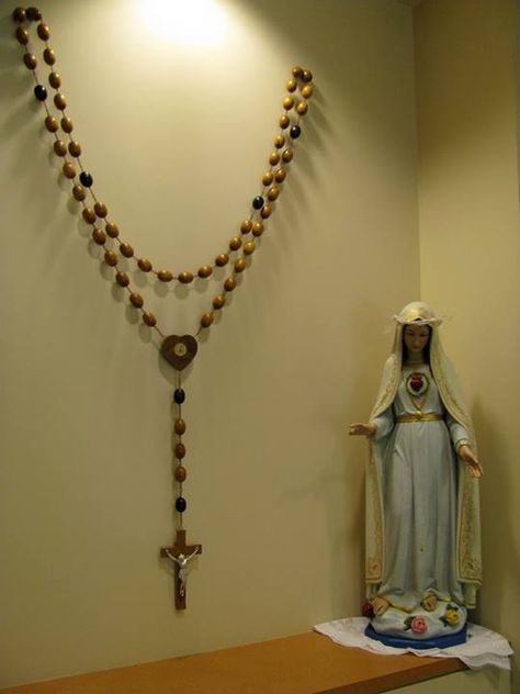 My grandfather had a huge wall rosary like this one. I'd love to have one too! Rosary Display, Christian Diy, Shrine Ideas, Rosary Holder, Wall Rosary, Family Altar, Catholic Altar, Auction Baskets, Altar Design