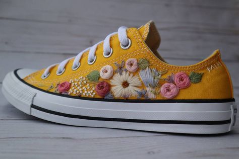 I knit you not · sosuperawesome: Embroidered Shoes After August Co... Embroidered Shoes Vans, Embroidery Converse Low Tops, Embroidery Designs For Shoes, Hand Embroidered Sneakers, Embroidered Tennis Shoes, Embroidered Converse Low Top, Shoe Embroidery Ideas, Converse Embroidery Ideas, Embroidery On Converse