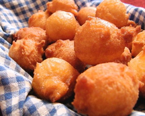 These are found basically everywhere on Okinawa, very thick and hearty little doughnut balls! Got this off a local okinawan recipe site. Okinawa Food, Sata Andagi, Chamorro Recipes, Sweet Potato Flour, Hawaiian Desserts, Doughnuts Recipe, Hawaii Food, Purple Sweet Potatoes, Filipino Desserts