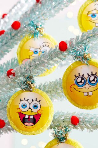 Adornos de Bob Esponja para decorar tu árbol de Navidad Spongebob Ornaments, Spongebob Ideas, Bulb Diy, Pineapple Tree, Character Ornaments, Spongebob Christmas, Cricut Ornaments, Pineapple Ornament, Painted Pinecones