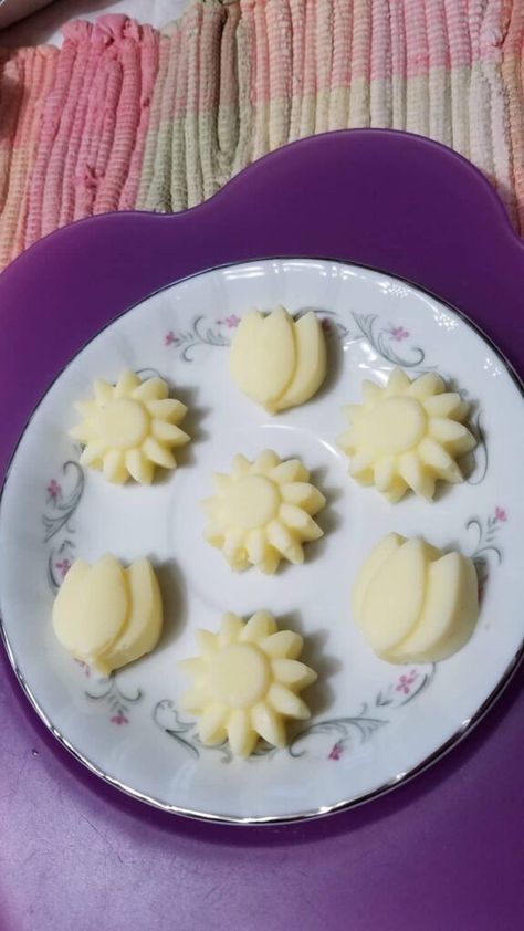 flower butter pats How To Serve Butter At A Party, Butter Churner, Fancy Butter, Spring Tea Party, Frosting Flowers, Butter Pats, How To Make Cream, Making Butter, Make Cream Cheese