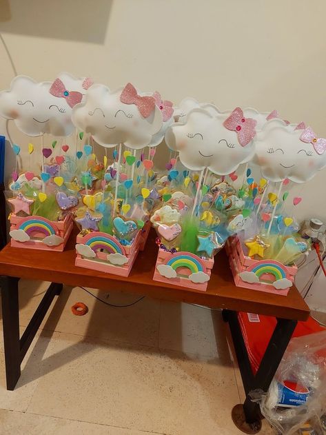 Baby Shower Nubes Y Arcoiris, Baby Shower Arcoiris Decoracion, Rainbow Centerpiece Ideas, Baby Shower Arcoiris, Twinkle Star Party, Care Bears Birthday Party, Girl Baby Shower Centerpieces, Care Bear Party, Chocolate Covered Strawberries Bouquet