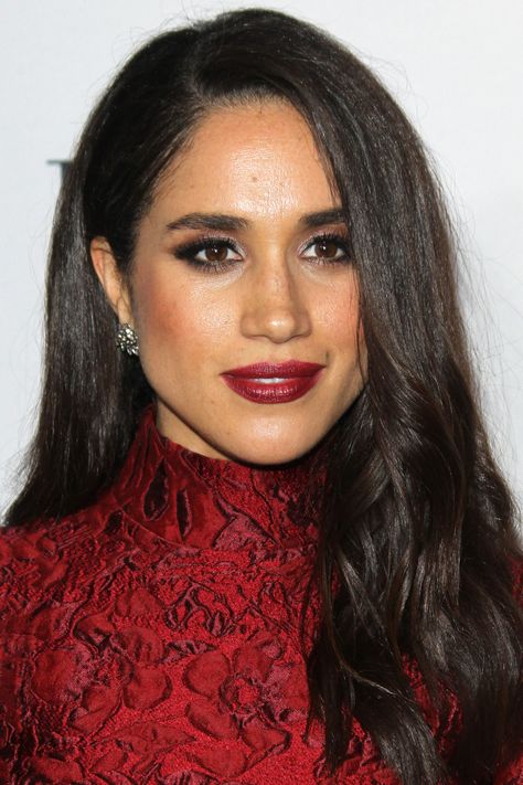 Meghan Markle at ELLE's 2016 Women in Television event. Meghan Markle Hair, Special Event Makeup, Celebrity Makeup Looks, Event Makeup, Deep Autumn, British Royal Families, Dark Autumn, European Royalty, Royal Weddings