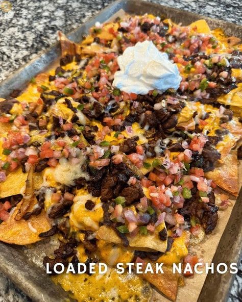 What makes these Loaded Steak Nachos instead of just regular Steak Nachos? 'An overabundance of toppings' says Wikipedia. These qualify! Garlic Parmesan Cream Sauce, Steak Nachos, Top Round Steak, Chicken And Gravy, Parmesan Cream Sauce, Seared Chicken, Pan Seared Chicken, Simple Chicken, Colby Jack Cheese