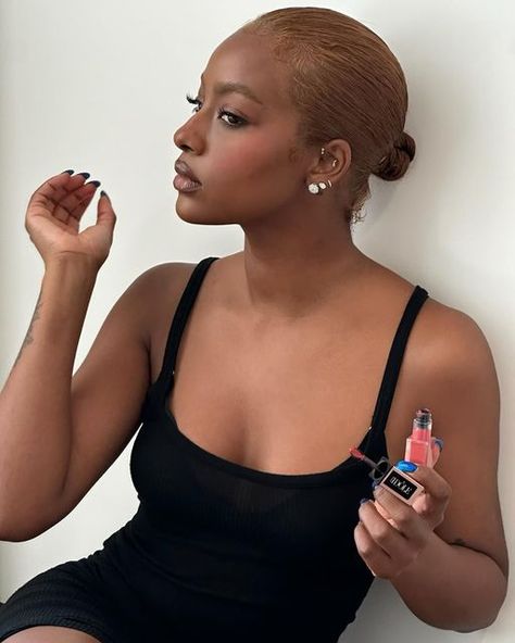 Justine Skye on Instagram: "Sweet and simple everyday #IdoleTint @lancomeofficial #lancomepartner @ultabeauty" Justine Skye Hair, Justine Skye Style, Justin Skye, Hair Color For Brown Skin, Blonde Natural Hair, Short Afro Hairstyles, Blonde Natural, Dyed Curly Hair, Earring Stack