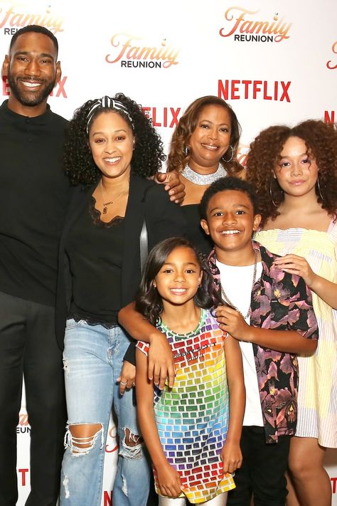 The Family Reunion Cast Is the Perfect Mix of Familiar and Fresh Faces Family Reunion Show, Family Reunion Edits, Madea Family Reunion, Family Matters Tv Show, Family Reunion Netflix Show, Modern Family Cast Behind The Scenes, Black Tv Shows, Black Tv, Celebrity Families