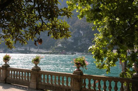 Splenderosa: awesomeness... Italy Laptop Wallpaper, Padme Anakin, Zen Place, Country Italy, Garda Italy, Paradise Travel, Italian Lakes, Cute Laptop Wallpaper, River Bank