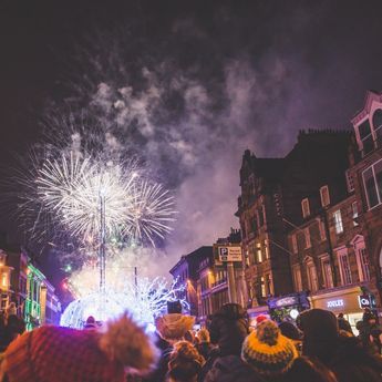 What are the lyrics to Auld Lang Syne and why do we sing it at Hogmanay? - Daily Record Hogmanay Traditions, Happy Hogmanay, Scottish New Year, Edinburgh Christmas, Fire Festival, New Years Traditions, Auld Lang Syne, Best Christmas Markets, Christmas Markets Europe