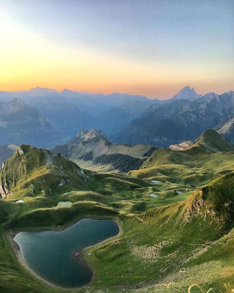 On déclare le Lac du Montagnon grand gagnant du lever de soleil le ➕ romantique du #BearnPyrenees ! 🥇🌄⁠⠀ ⁠📷 @tib_aycaguer 👏⁣⁣⠀⁠⠀ .⁣⁣⠀⁠⠀ France Aesthetic, Alpine Village, Medieval Town, Pyrenees, France Travel, Mountain Landscape, Beautiful Destinations, Travel Dreams, Cool Places To Visit