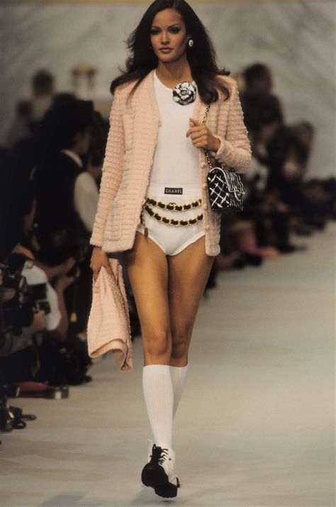 Chanel Runway, 90s Runway Fashion, 80s And 90s Fashion, Chanel Spring, Vintage Couture, Couture Runway, Chanel Fashion, Contemporary Outfits, Dolce E Gabbana