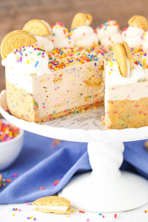 Happy Birthday! This no-bake birthday cake cheesecake is made with Funfetti cake mix & Golden Birthday Cake Oreos. It's filled with birthday cake flavor and makes the perfect dessert for any celebration. Cheesecake Types, Birthday Cheesecake Ideas, Birthday Cake Oreo, Funfetti Oreo, Funfetti Sprinkles, Oreos Cake, Birthday Cake Cheesecake, Oreo Cake Pops, Oreo Birthday Cake