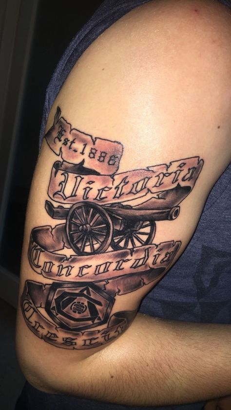 Arsenal Victoria Concordia Crescit Tattoo #Arsenal #arsenaltattoo #tattoos  #tattoosformen  #tattooideas Victoria Concordia Crescit Tattoo, Arsenal Tattoo Ideas, Ezra Tattoo, Victoria Concordia Crescit, Arsenal Tattoo, Arsenal Fc, Tattoo Styles, Tattoo Design, Arsenal