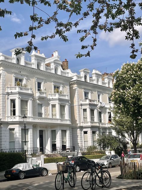 London White Houses, Aesthetic London Apartment, House In London Aesthetic, Hampstead London Aesthetic, London Home Aesthetic, England House Aesthetic, London House Aesthetic, Modern City Aesthetic, London Life Aesthetic