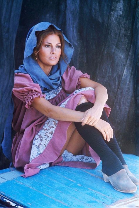 Vintage Fembot Raquel Welch 1970, Fashion 50s, Jennifer Jones, Raquel Welch, Hollywood Glamour, One In A Million, Cyprus, American Actress, Celebrity Crush