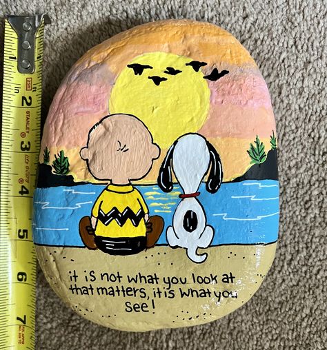 Snoopy Rock Painting, Winnie The Pooh Painted Rocks, Snoopy Painted Rocks, Funny Painting Idea, Painted Bricks Crafts, Kid Rocks, Ladybug Rocks, Driftwood Art Diy, Diy Rock Art