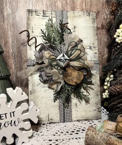 Eco Christmas Decorations, Diy Christmas Deco, Dekoratívne Vence, Christmas Garden Decorations, Christmas Lodge, Christmas Wooden Signs, Christmas Flower Arrangements, Prim Decor, Vintage Christmas Images